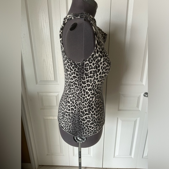 Saks Fifty Avenue 100% luxurious cashmere sleeveless sweater in leopard print - Picture 3 of 8